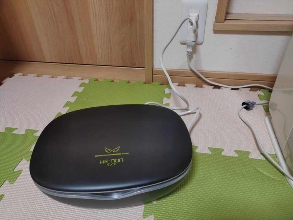 ケノン本体とコンセントを電気コードつなぐ